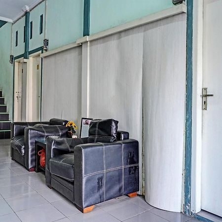 Oyo 91731 Home Stay Elis Cateliya Syariah 카라왕 외부 사진