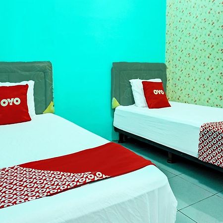 Oyo 91731 Home Stay Elis Cateliya Syariah 카라왕 외부 사진