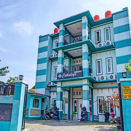 Oyo 91731 Home Stay Elis Cateliya Syariah 카라왕 외부 사진