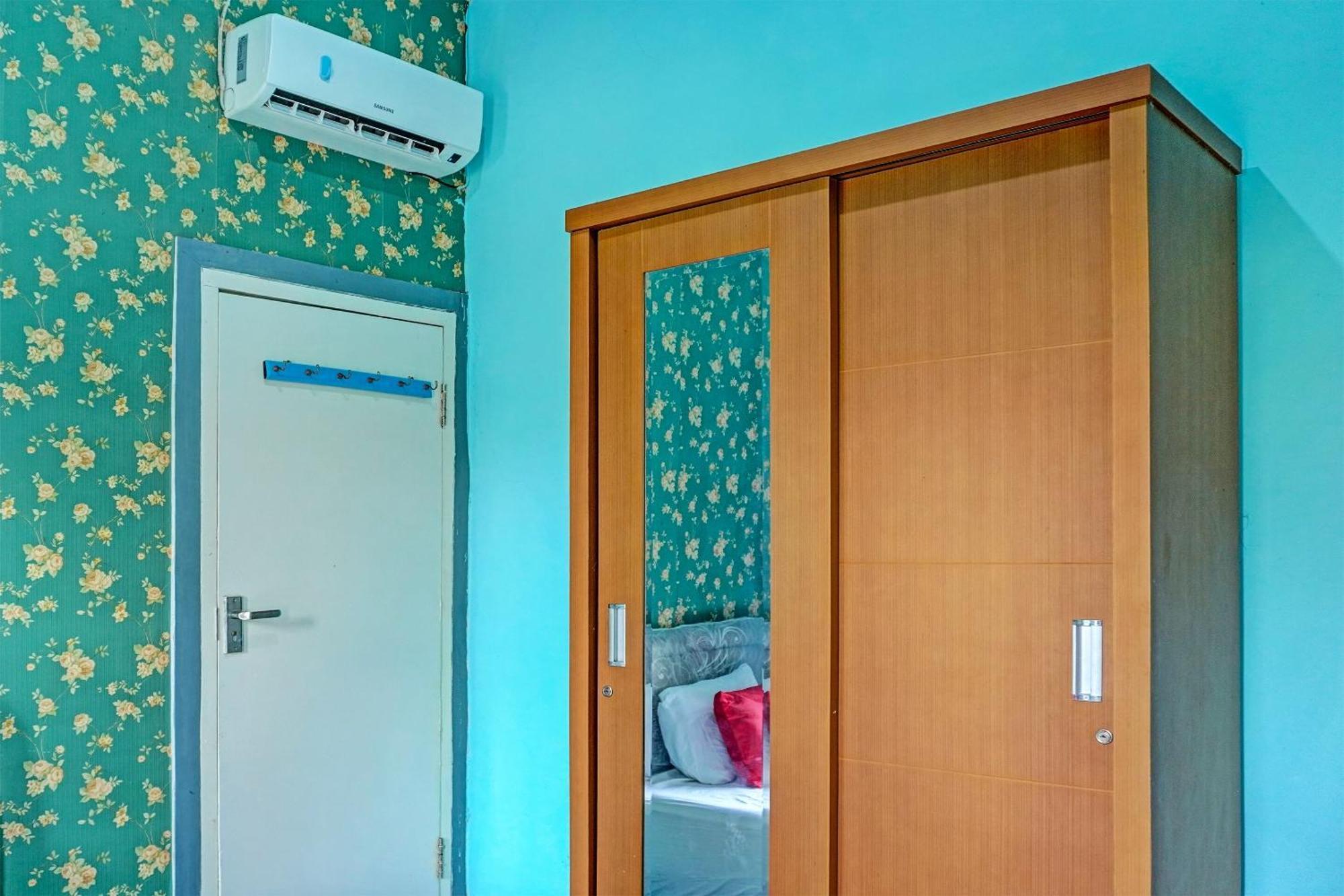 Oyo 91731 Home Stay Elis Cateliya Syariah 카라왕 외부 사진