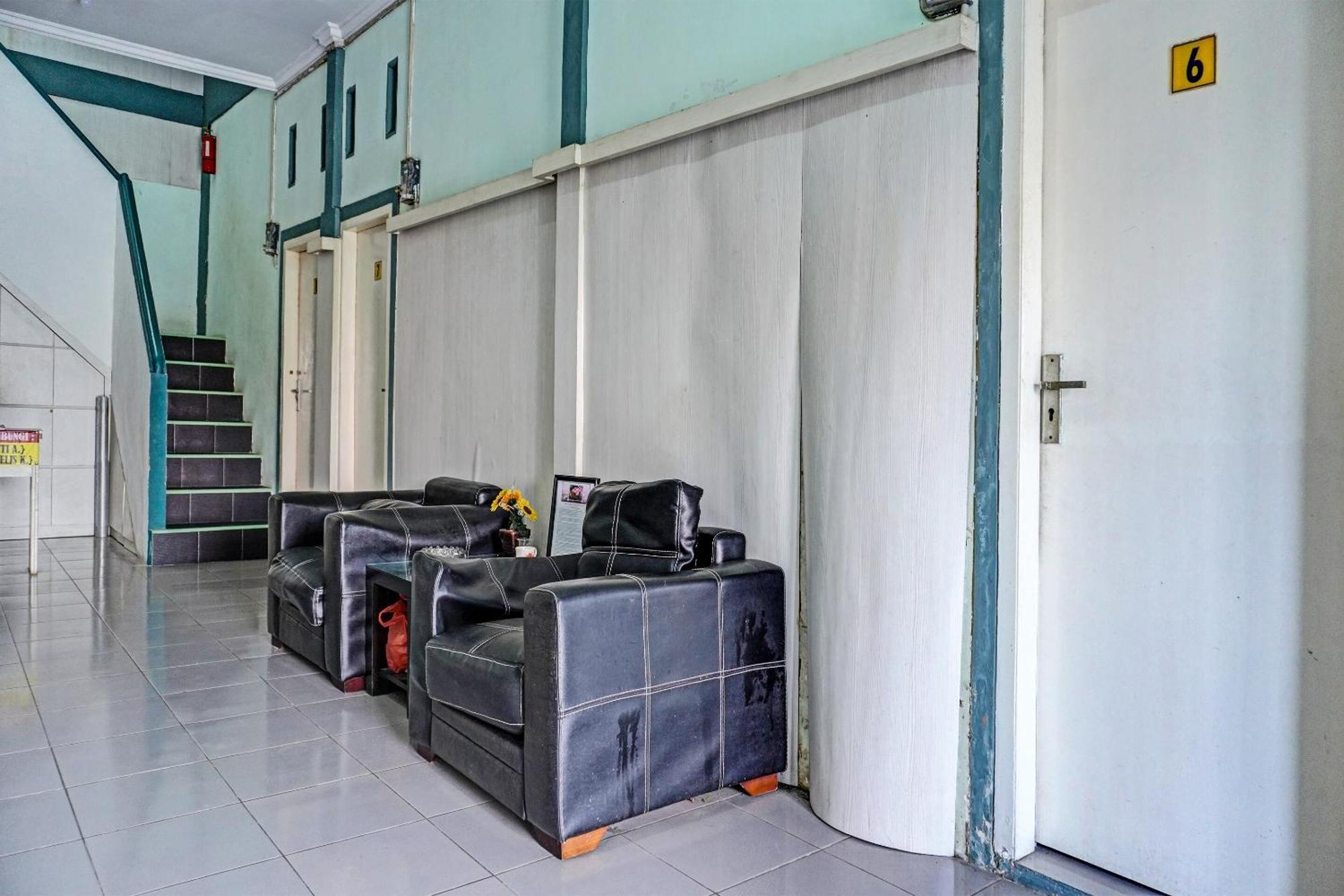 Oyo 91731 Home Stay Elis Cateliya Syariah 카라왕 외부 사진