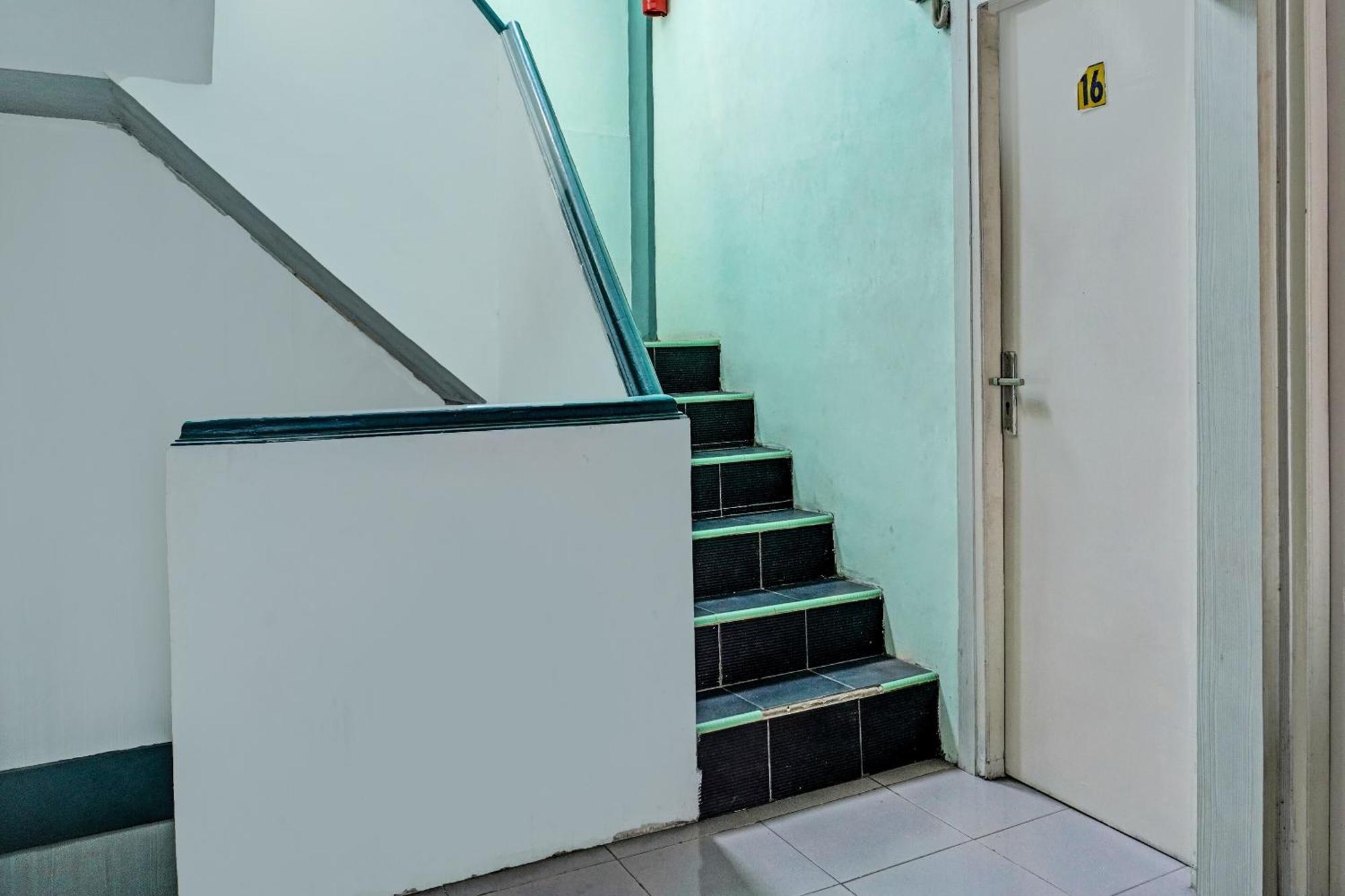 Oyo 91731 Home Stay Elis Cateliya Syariah 카라왕 외부 사진