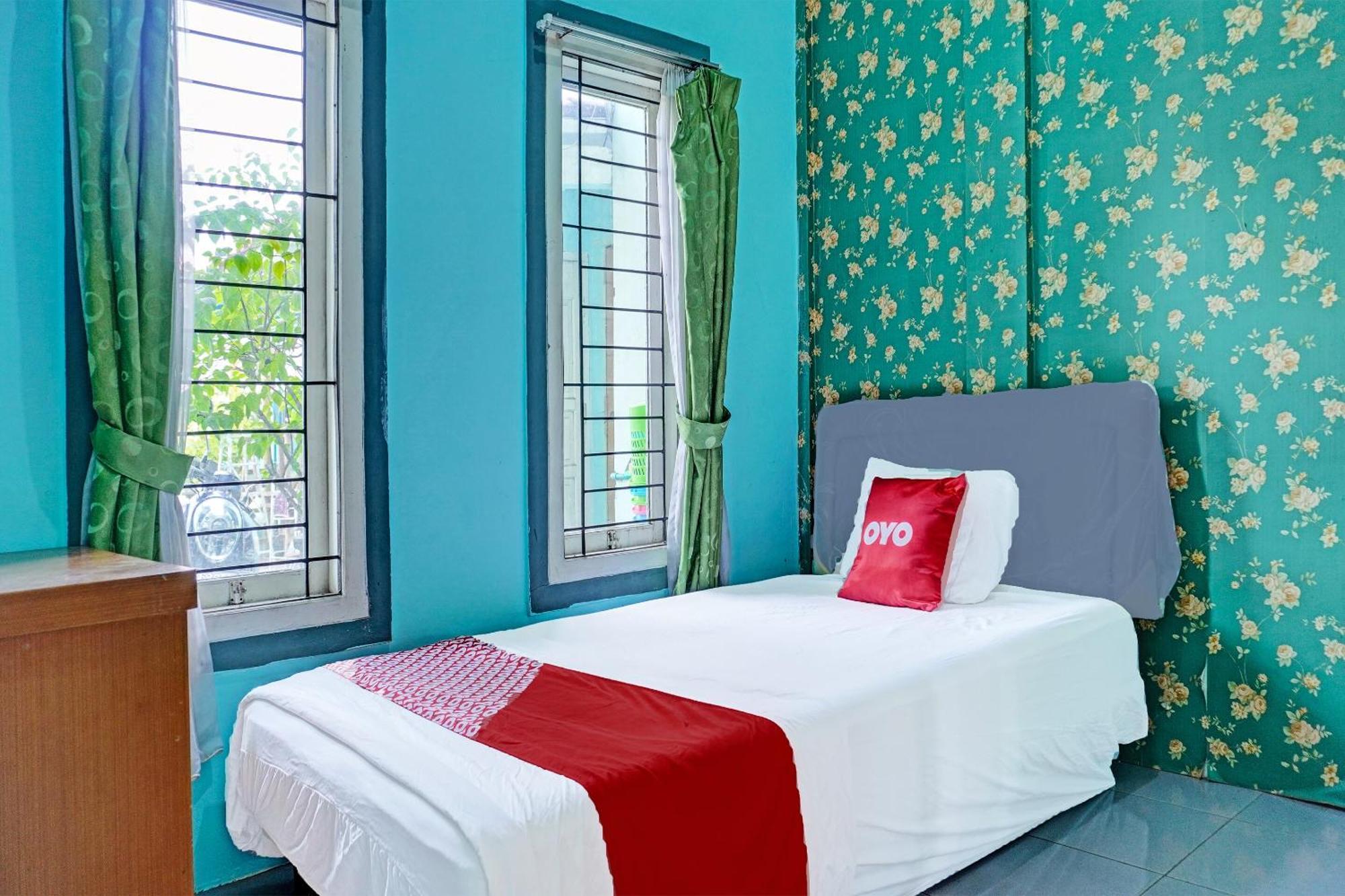 Oyo 91731 Home Stay Elis Cateliya Syariah 카라왕 외부 사진