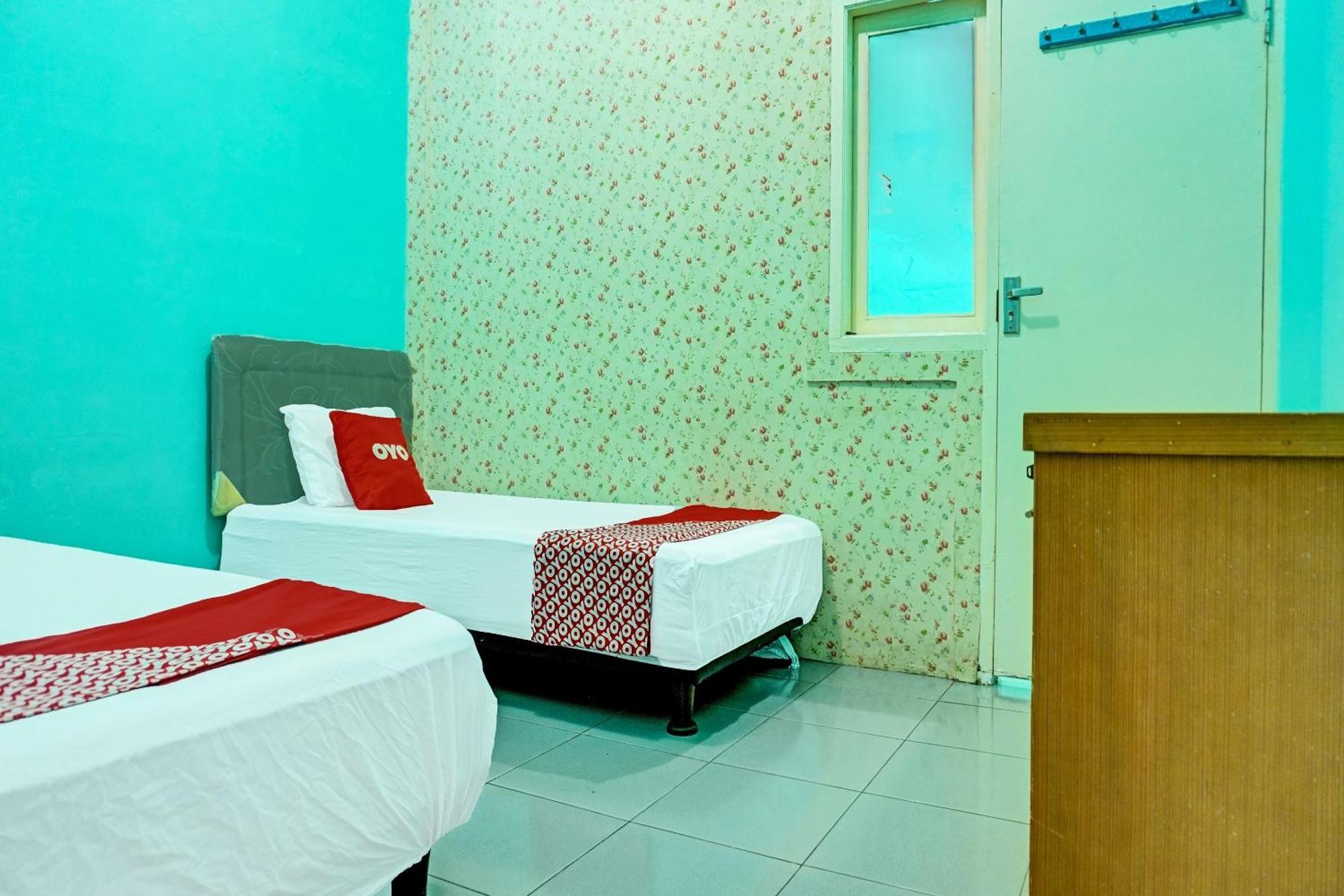 Oyo 91731 Home Stay Elis Cateliya Syariah 카라왕 외부 사진