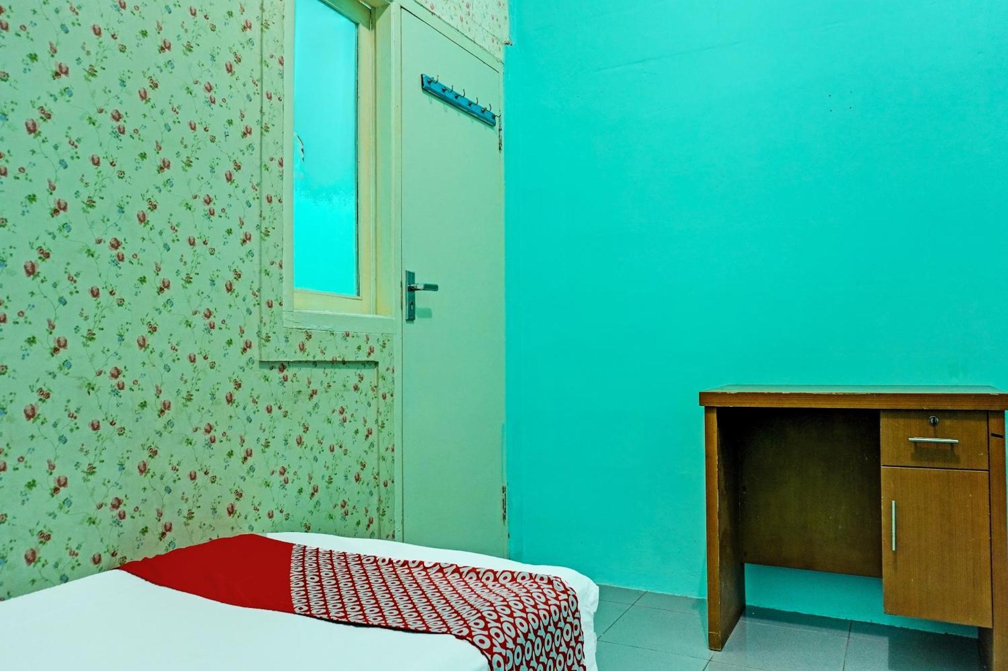 Oyo 91731 Home Stay Elis Cateliya Syariah 카라왕 외부 사진