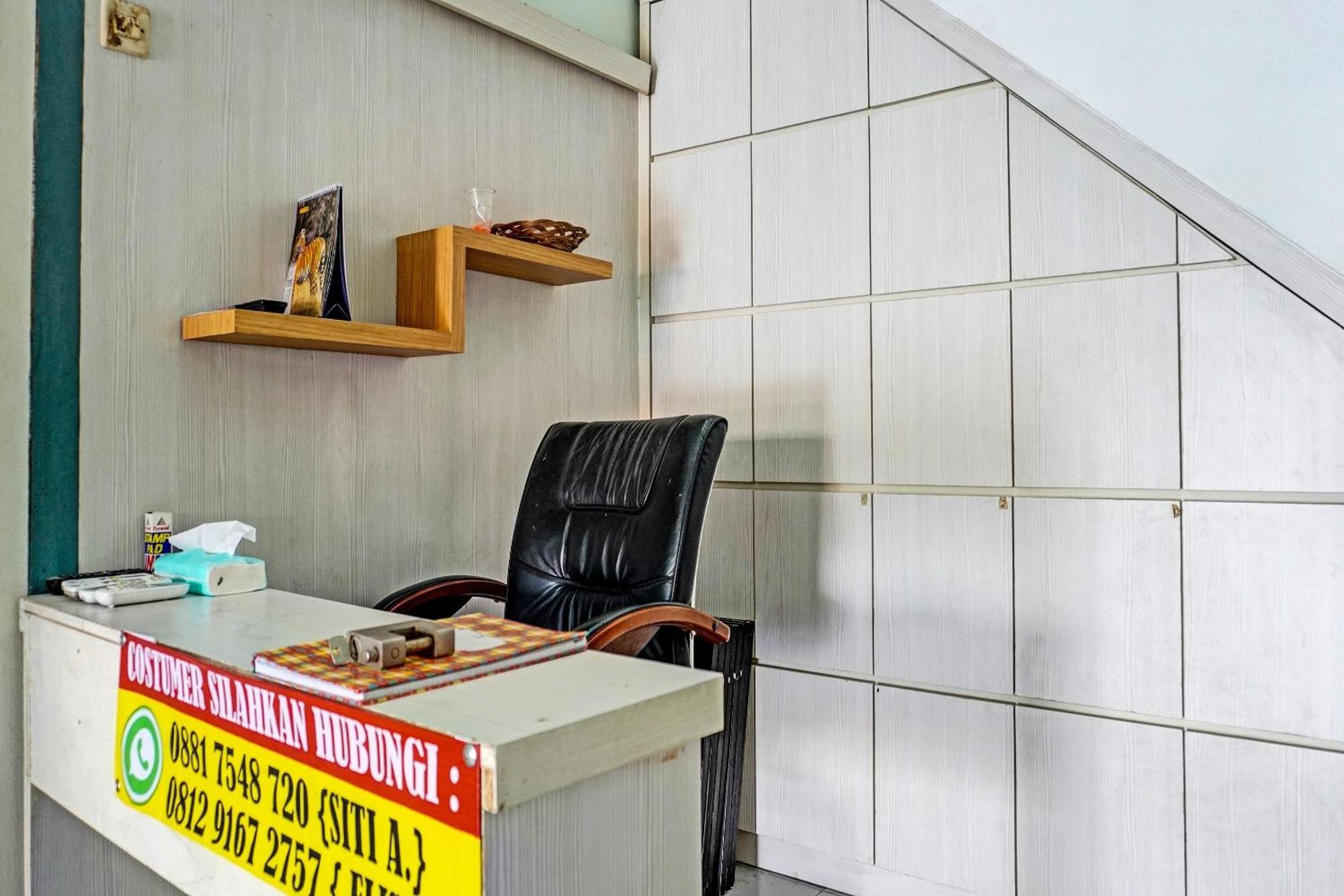 Oyo 91731 Home Stay Elis Cateliya Syariah 카라왕 외부 사진