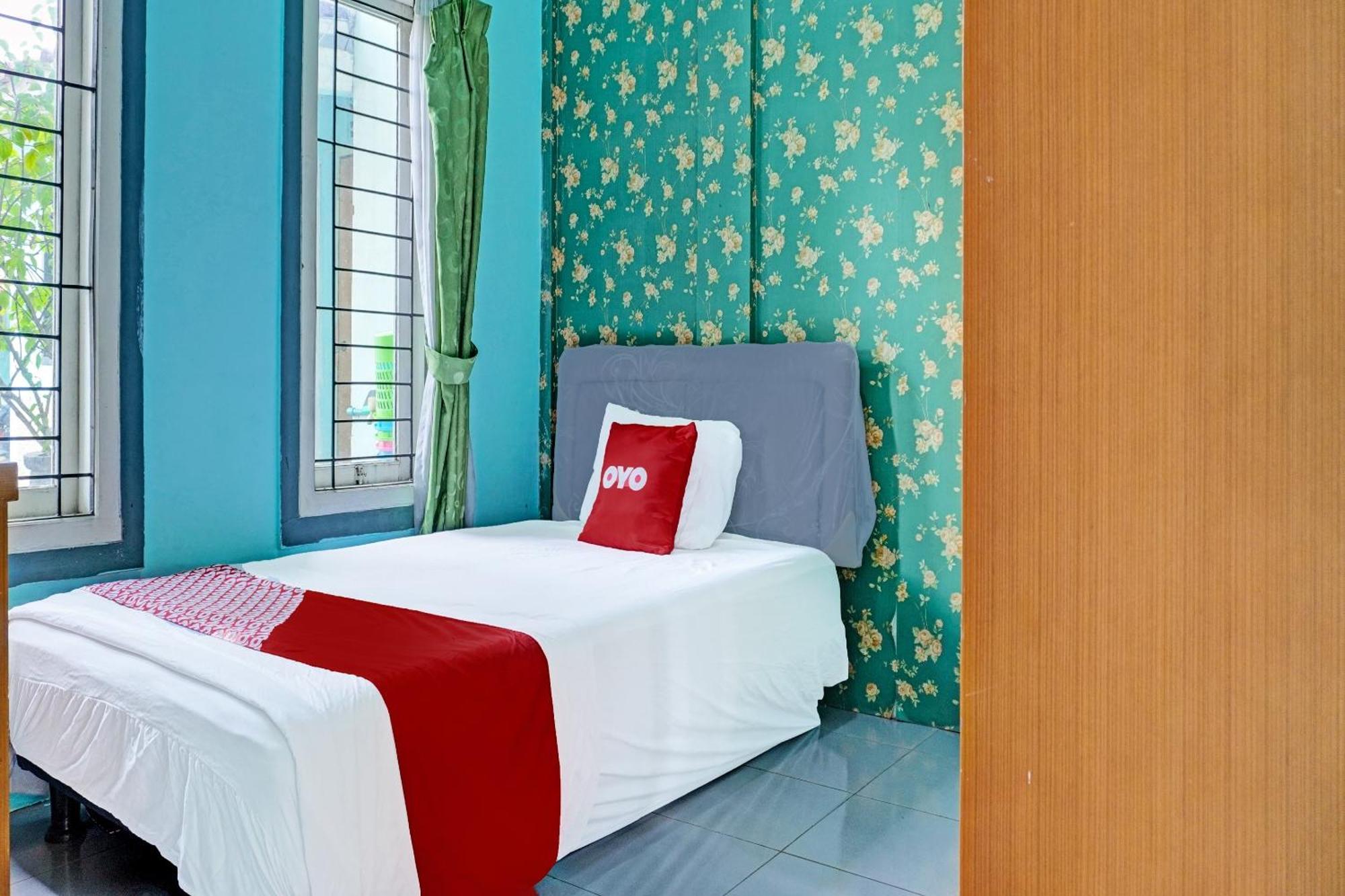 Oyo 91731 Home Stay Elis Cateliya Syariah 카라왕 외부 사진