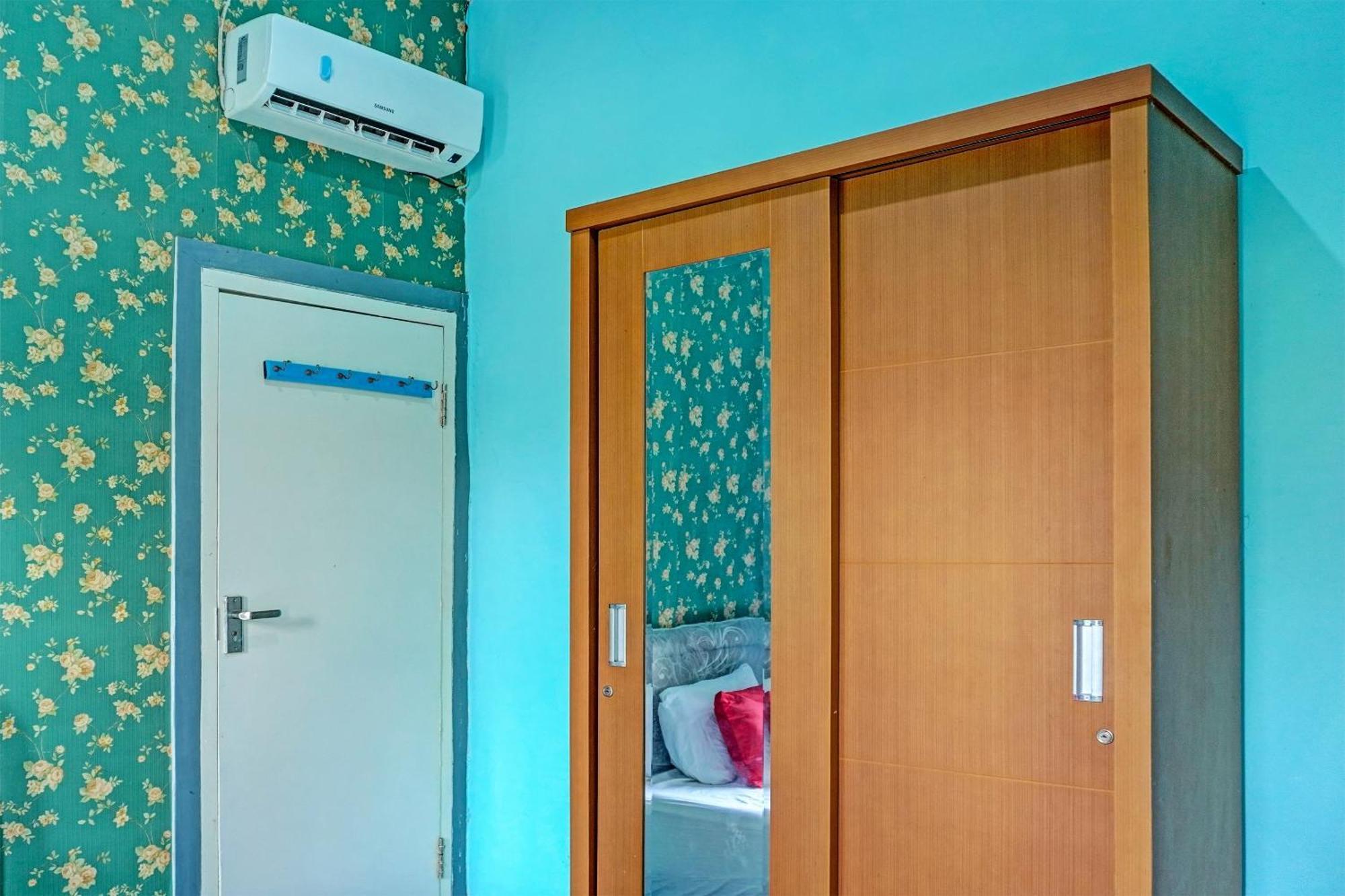 Oyo 91731 Home Stay Elis Cateliya Syariah 카라왕 외부 사진