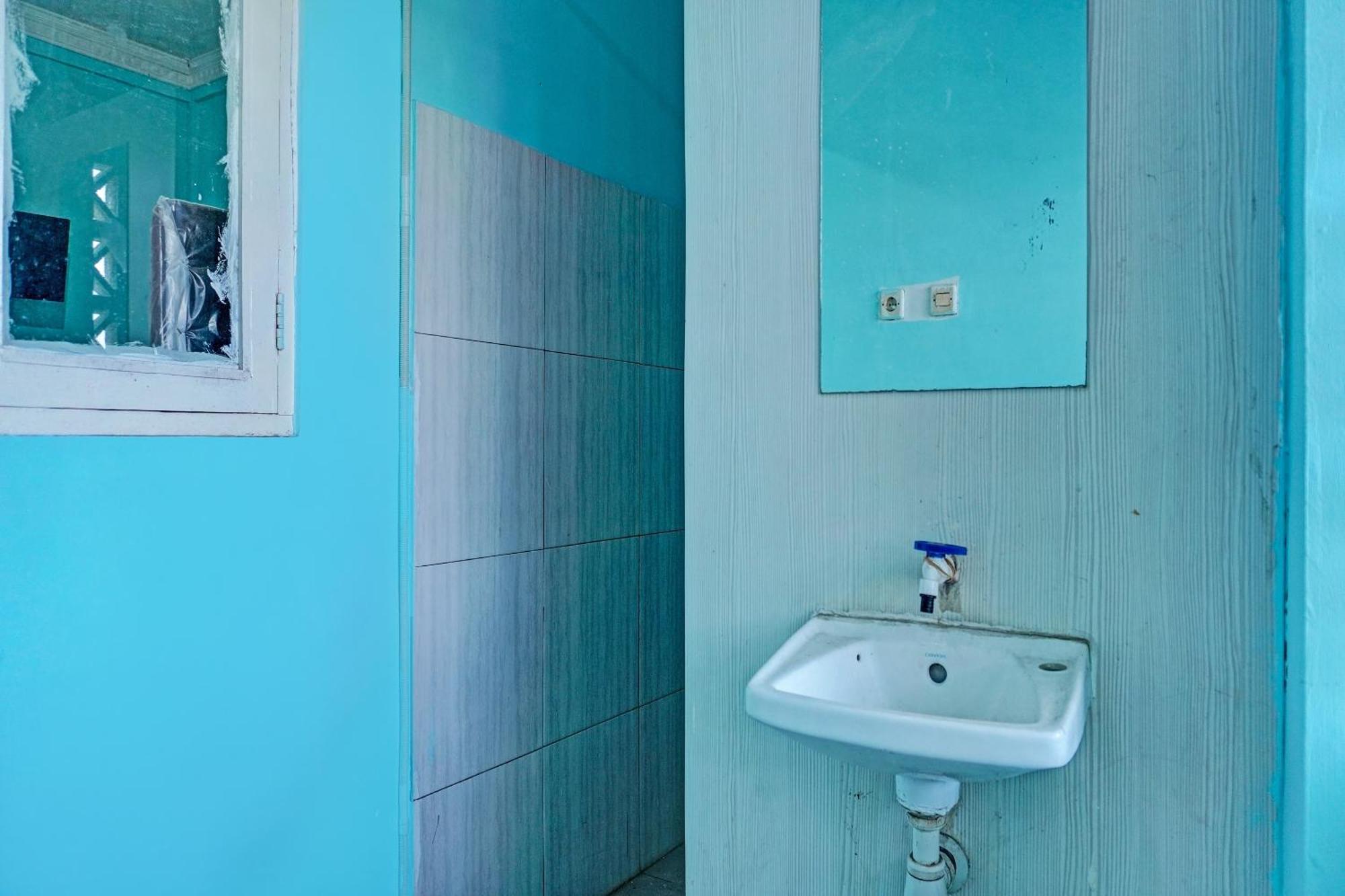 Oyo 91731 Home Stay Elis Cateliya Syariah 카라왕 외부 사진