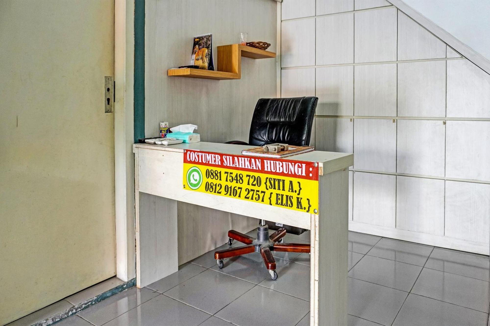 Oyo 91731 Home Stay Elis Cateliya Syariah 카라왕 외부 사진
