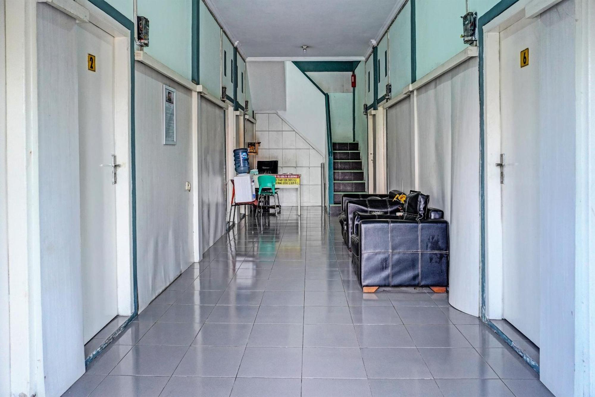 Oyo 91731 Home Stay Elis Cateliya Syariah 카라왕 외부 사진