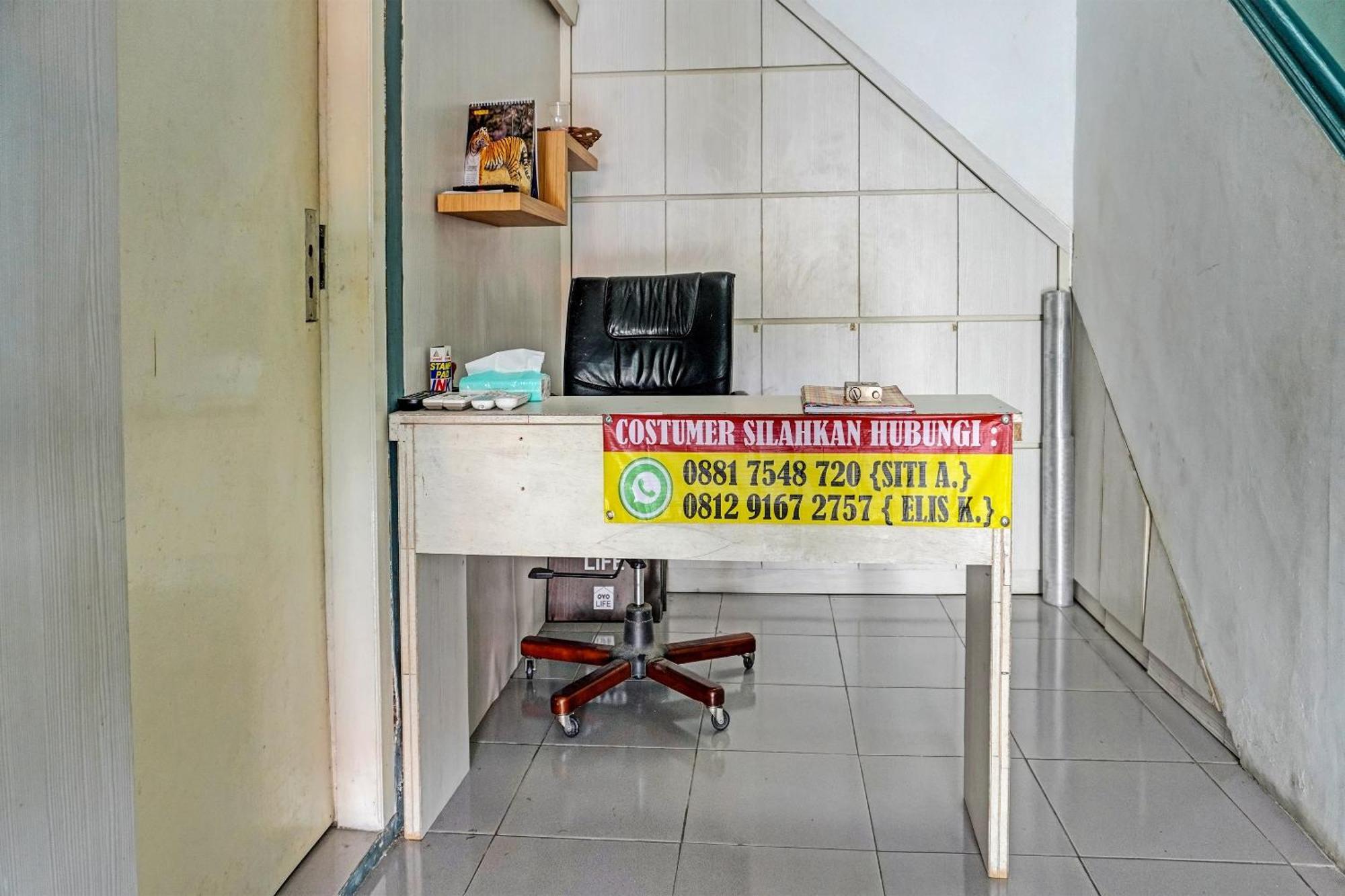 Oyo 91731 Home Stay Elis Cateliya Syariah 카라왕 외부 사진