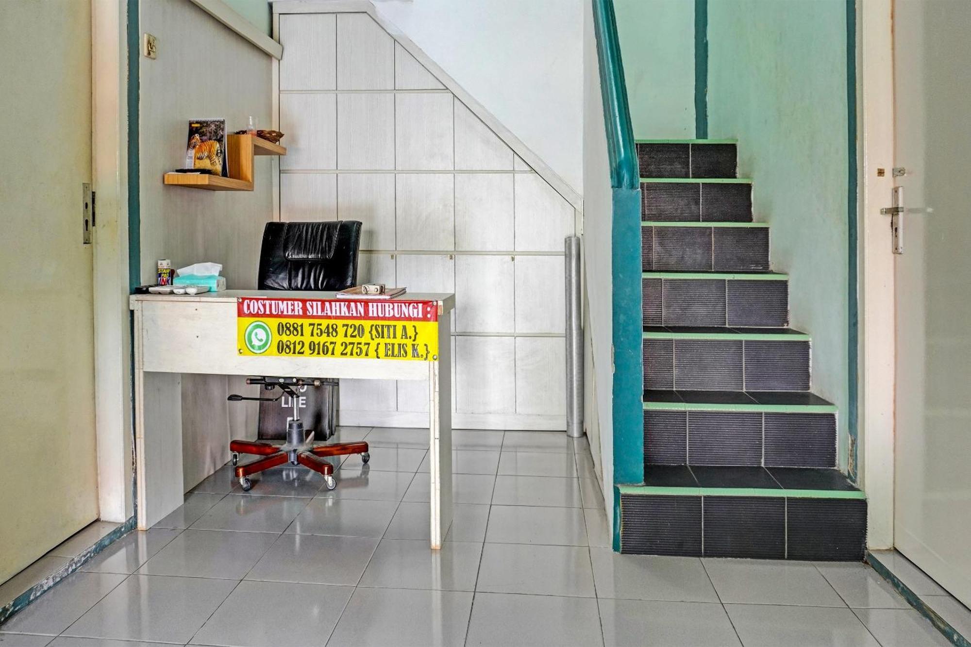 Oyo 91731 Home Stay Elis Cateliya Syariah 카라왕 외부 사진
