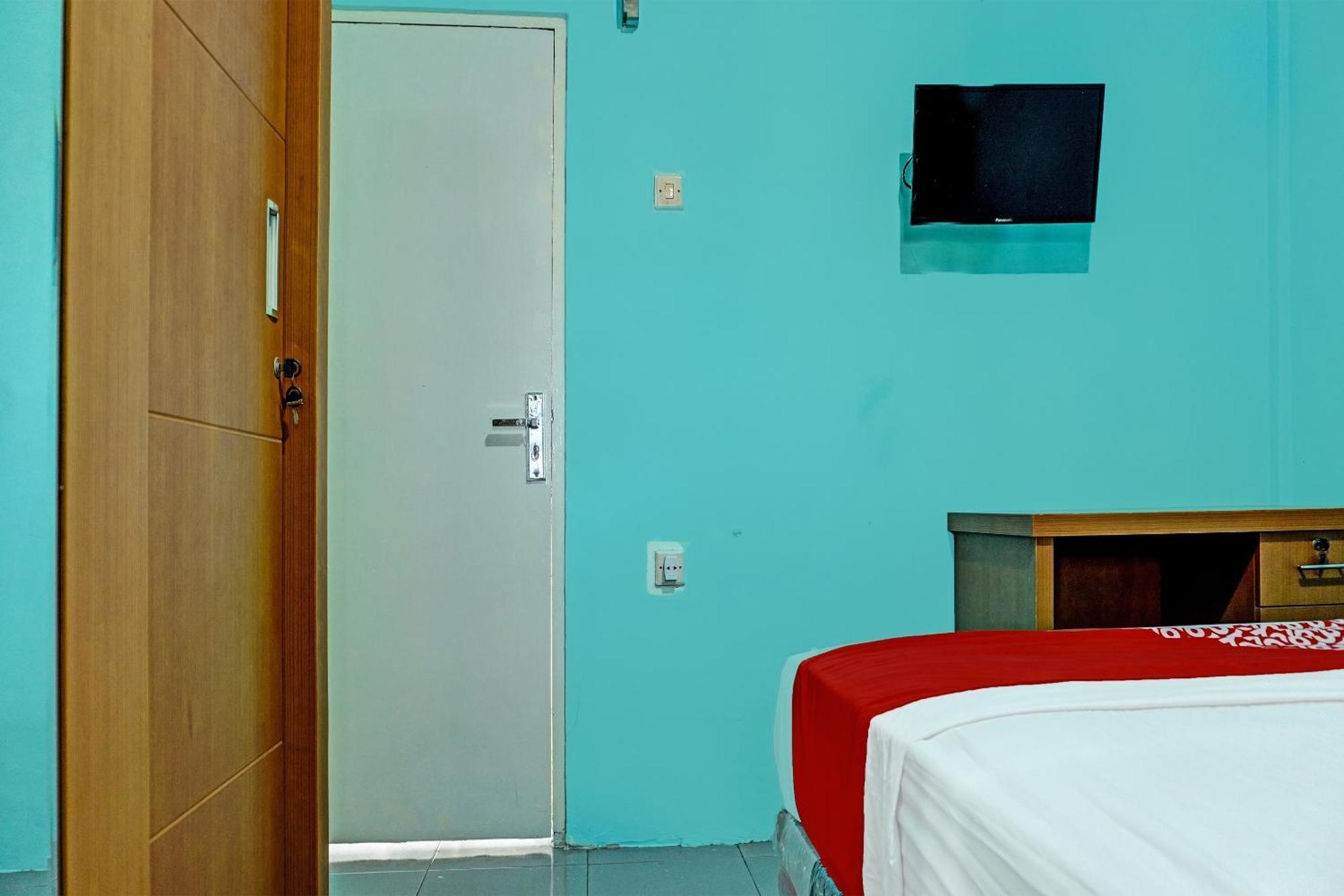 Oyo 91731 Home Stay Elis Cateliya Syariah 카라왕 외부 사진