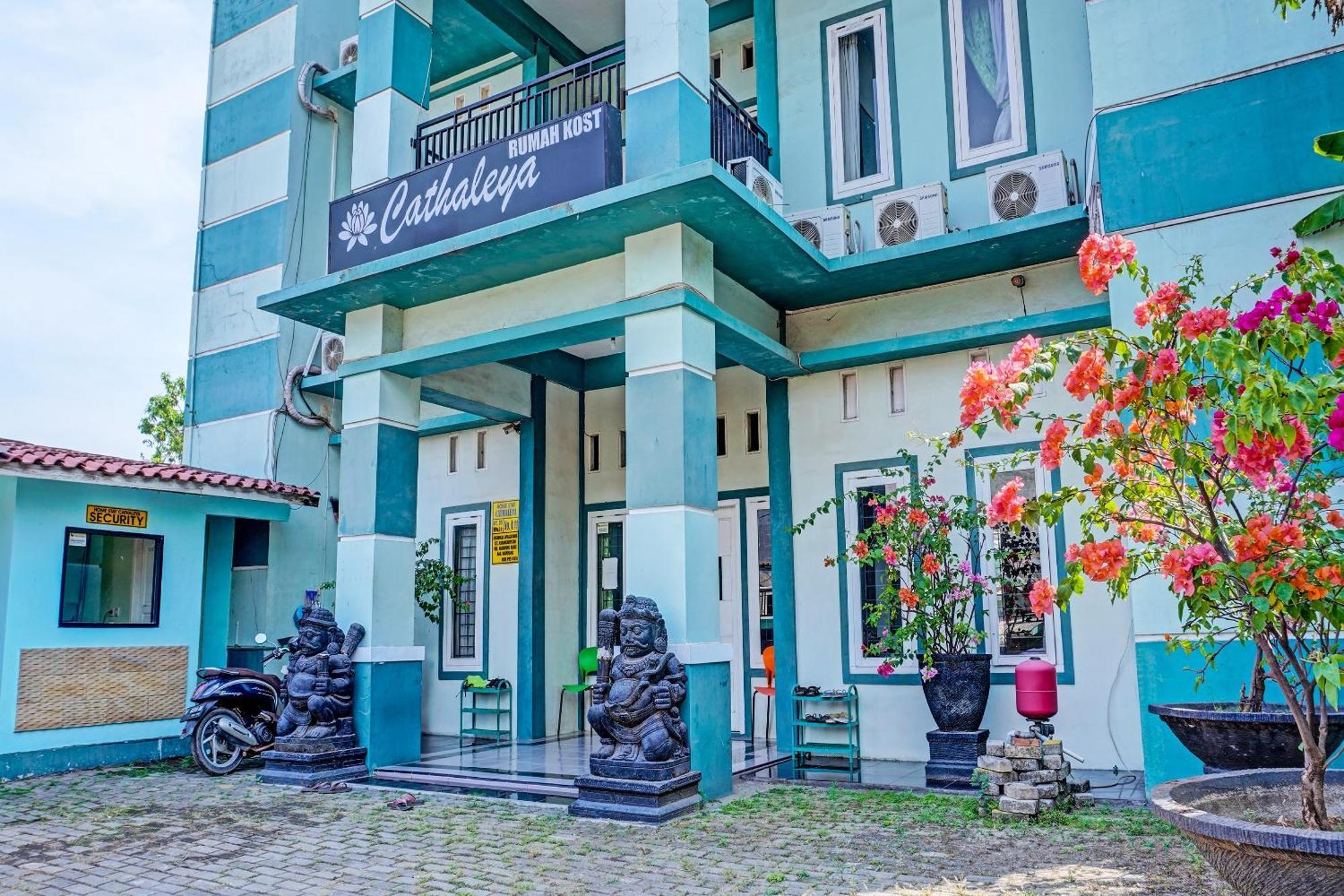 Oyo 91731 Home Stay Elis Cateliya Syariah 카라왕 외부 사진