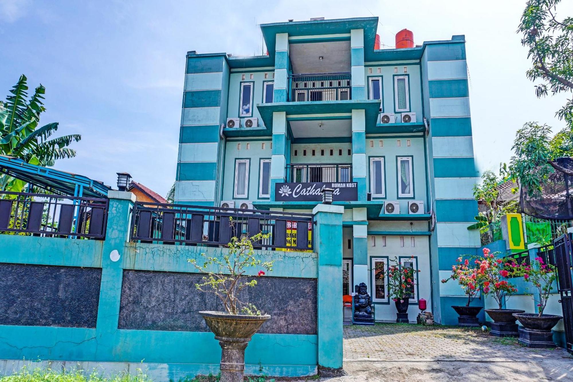 Oyo 91731 Home Stay Elis Cateliya Syariah 카라왕 외부 사진
